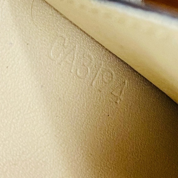 EUC Louis Vuitton Cream Envelope Carte de Visite Monogram Vernis Wallet - Picture 14 of 15